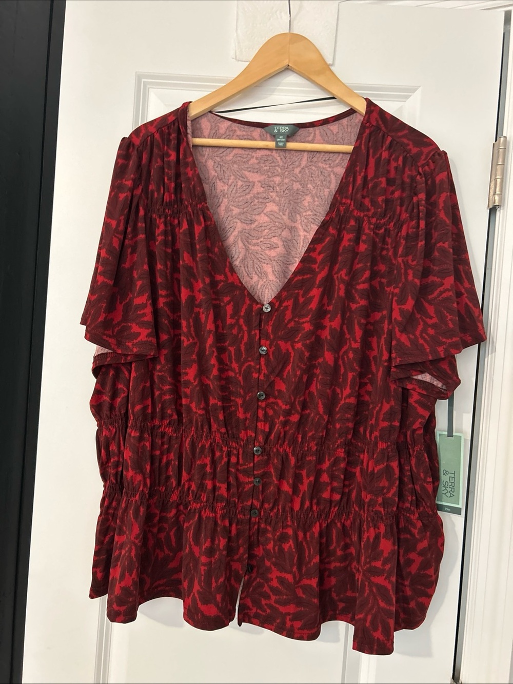 Terra & Sky Women's Femme Flutter Smocked Top, Size 4x- NWT- Red W/ Leaves